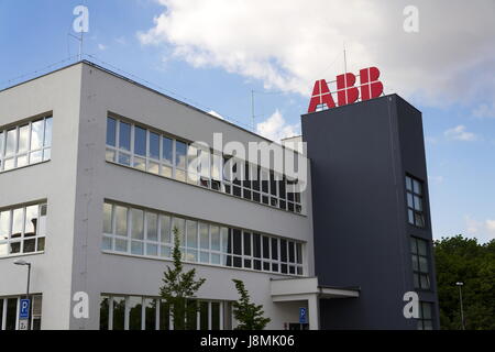 Prag, Tschechische Republik - 26.Mai: ABB Firmenlogo auf Hochhaus am 26. Mai 2017 in Prag, Tschechien. Stockfoto