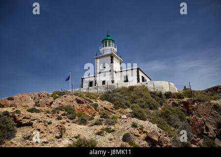 Vulkanische griechische Insel Santorin eine der Kykladen im Ägäischen Sea.Akrotiri Leuchtturm an der Südspitze Stockfoto