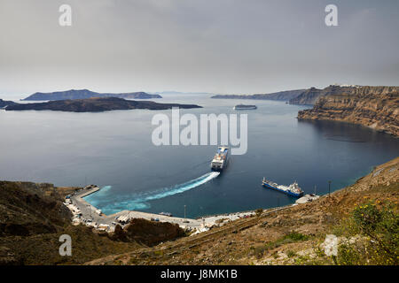 Vulkanische griechische Insel Santorin eine der Kykladen im Ägäischen Meer.  Hafen von Athinios Stockfoto