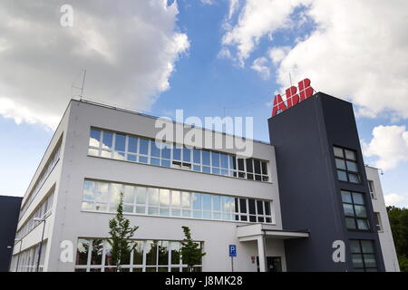 Prag, Tschechische Republik - 26.Mai: ABB Firmenlogo auf Hochhaus am 26. Mai 2017 in Prag, Tschechien. Stockfoto