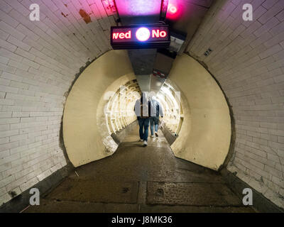 Der Greenwich-Fußgängertunnel verbindet Fußgängerverkehr aus dem Norden (Londons Isle of Dogs) und Südufer - Greenwich) der Themse Stockfoto