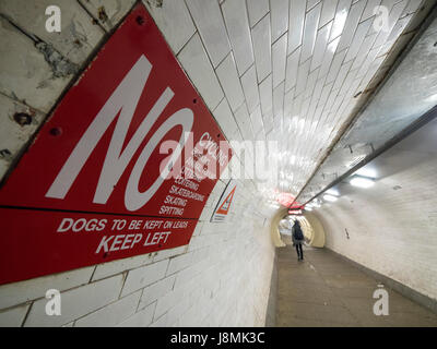 Der Greenwich-Fußgängertunnel verbindet Fußgängerverkehr aus dem Norden (Londons Isle of Dogs) und Südufer - Greenwich) der Themse Stockfoto