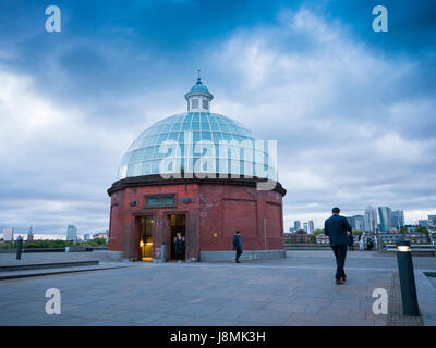 Der Greenwich-Fußgängertunnel verbindet Fußgängerverkehr aus dem Norden (Londons Isle of Dogs) und Südufer - Greenwich) der Themse Stockfoto