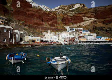 Vulkanische griechische Insel Santorin eine der Kykladen im Ägäischen Meer.  Oia Ammoudi Bucht. Stockfoto