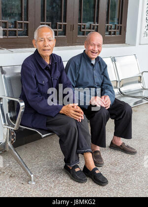 Yubei, Zhejiang, China.  Zwei ältere Herren. Stockfoto