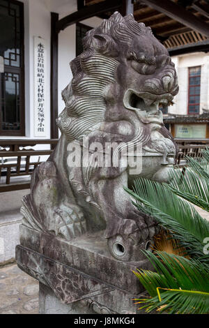 Yubei, Zhejiang, China.  Guardian Lion (Shi oder Foo Dog) Bewachung Eintritt in ein Gebäude. Stockfoto