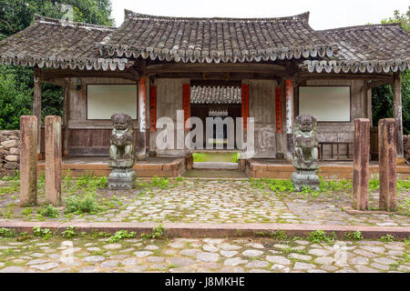 Yubei, Zhejiang, China.  300-Jahr-alten Sitzung Dorfhalle, Shi Guardian Lion (Foo Dog) Eingang bewachen. Stockfoto