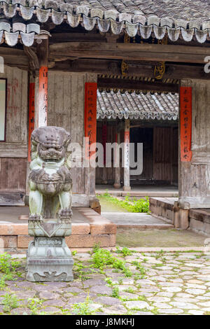 Yubei, Zhejiang, China.  300-Jahr-alten Sitzung Dorfhalle, Shi Guardian Lion (Foo Dog) Eingang bewachen. Stockfoto