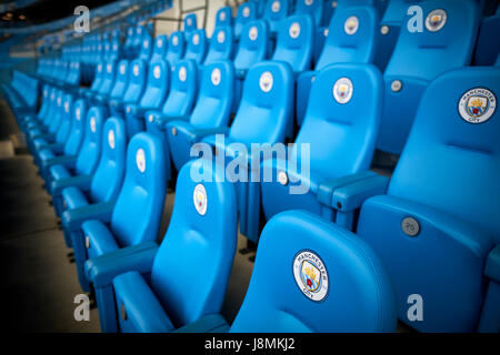 Manchester City Etihad Stadium posh Sitze mit rundes Logo. Stockfoto