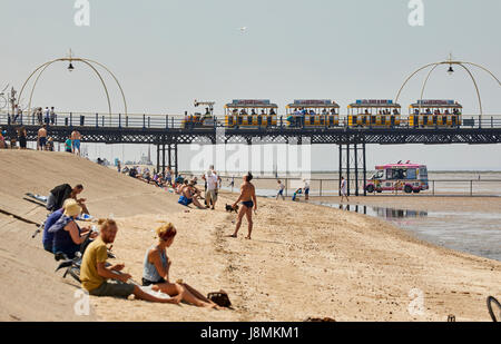 auf der Nordwest-Mantel in der irischen See, Southport Strand Merseyside, England. Stockfoto