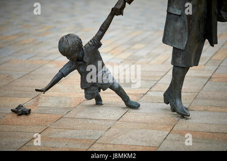 Blackburns vielgeliebte "Großmutter und Kind" Statue am Cathedral Quarter und von Alan Wilson in Bronze geformt. Stockfoto