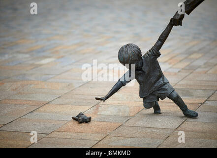 Blackburns vielgeliebte "Großmutter und Kind" Statue am Cathedral Quarter und von Alan Wilson in Bronze geformt. Stockfoto