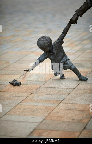 Blackburns vielgeliebte "Großmutter und Kind" Statue am Cathedral Quarter und von Alan Wilson in Bronze geformt. Stockfoto