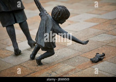 Blackburns vielgeliebte "Großmutter und Kind" Statue am Cathedral Quarter und von Alan Wilson in Bronze geformt. Stockfoto