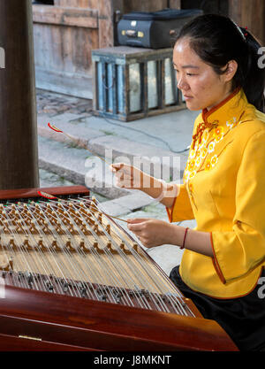 Cangpo, Zhejiang, China.  Musiker spielen ein Yangqin (chinesische Hackbrett) für chinesische Oper. Stockfoto