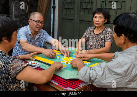 Cangpo, Zhejiang, China.  Anwohner Mahjong spielen. Stockfoto