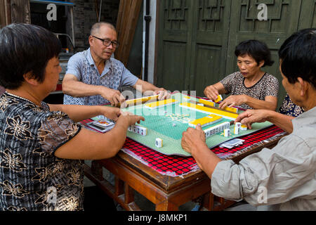 Cangpo, Zhejiang, China.  Anwohner Mahjong spielen. Stockfoto