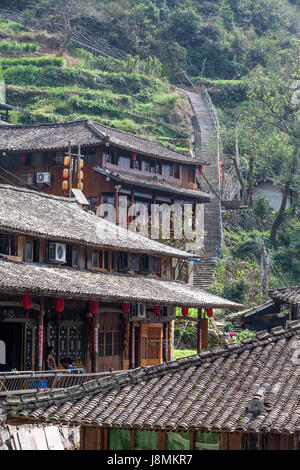 Linkeng, Zhejiang, China.  Treppe hinauf hinter dem Dorf. Stockfoto