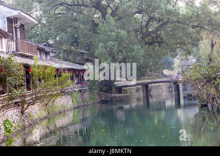 Yantou, Boteli, Zhejiang, China.  Lishui Street und steinerne Brücke über den Fluss. Stockfoto