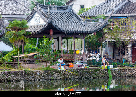 Yantou, Boteli, Zhejiang, China.  Lishui Straße, Männer angeln. Stockfoto