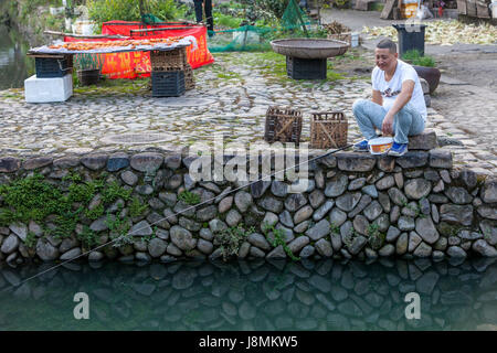 Yantou, Boteli, Zhejiang, China.  Lokale ansässige Fischerei auf Lishui Straße. Stockfoto