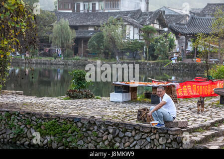 Yantou, Boteli, Zhejiang, China.  Lokale ansässige Fischerei auf Lishui Straße. Stockfoto