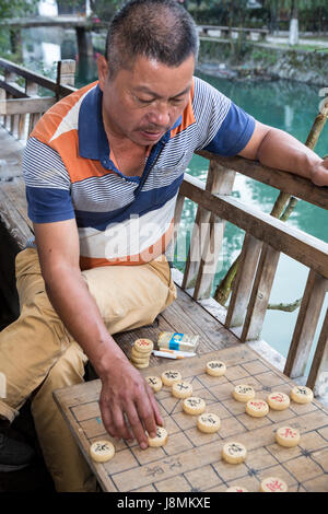 Yantou, Boteli, Zhejiang, China.   Checkers, Lishui Straße zu spielen. Stockfoto