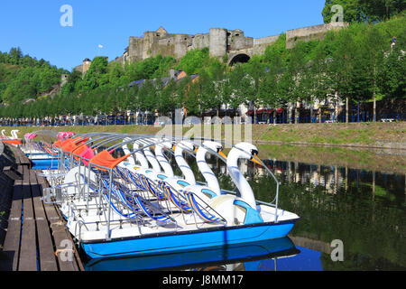 Panoramablick auf das 10. Jahrhundert Bouillon Schloss entlang des Flusses Semois in Bouillon, Belgien Stockfoto