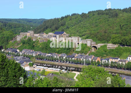 Panoramablick auf das 10. Jahrhundert Bouillon Schloss entlang des Flusses Semois in Bouillon, Belgien Stockfoto