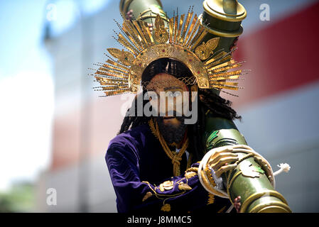 Eine Statue von Jesus Christus das Kreuz tragend ist während der 20142014 Karfreitags-Prozession in San José, Costa Rica auf der Straße marschiert. Stockfoto