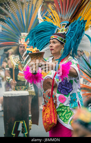 Mitglied des Xiuhcoatl Danza Azteca mit Angebot des Feuers während der Zeremonie im Karnevalstreiben in San Franciscos Mission District. Stockfoto
