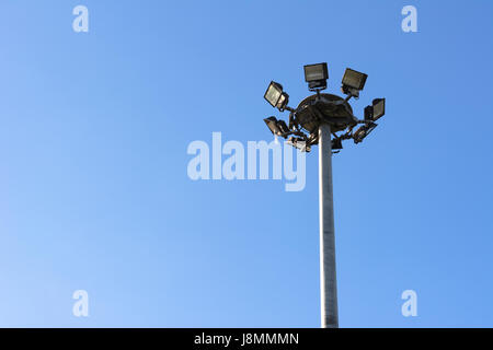 Strahler Strommasten mit blauem Himmel für Hintergrund Stockfoto