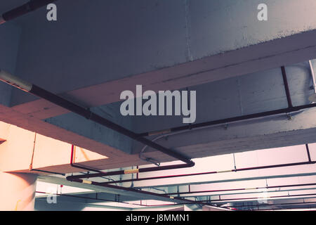 Rohrsysteme, pipeline auf den Aufbau der Decke. filmische Ton Stockfoto