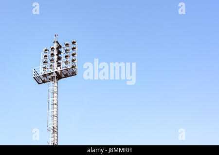 Stadion-Leuchten mit Sky für Hintergrund Stockfoto