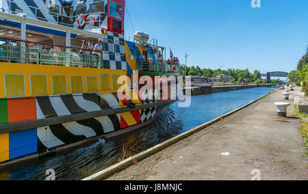 Blick auf die Vergnügungsschiff "Schneeglöckchen" Segeln entlang den Manchester Ship Canal und Weitergabe Latchford sperrt in Warrington. Stockfoto