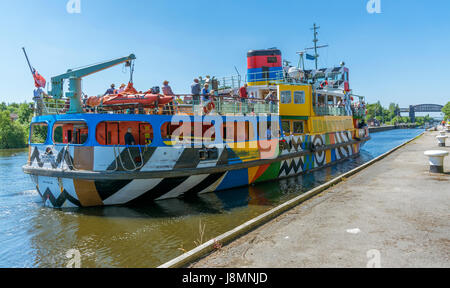 Blick auf die Vergnügungsschiff "Schneeglöckchen" Segeln entlang den Manchester Ship Canal und Weitergabe Latchford sperrt in Warrington. Stockfoto