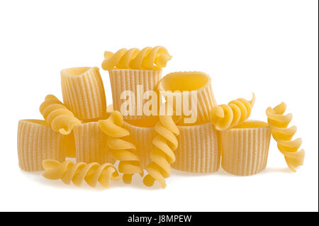 Maccheroni e Fusilli isoliert auf weiss Stockfoto