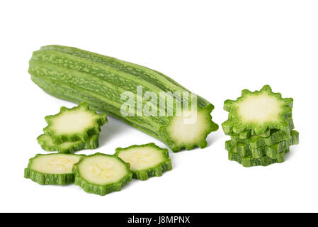 leichte grüne Zucchini mit Scheiben auf weißem Hintergrund. Stockfoto