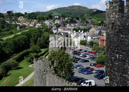 Blick von Conwy Castle Blick hinunter auf die äußere Wand und Parkplatz, Conwy, North Wales, UK. Stockfoto