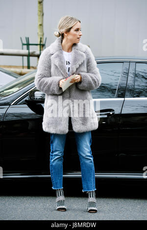 Streetstyle außerhalb Vanessa Seward, Paris Fashionweek 2017, Frankreich Stockfoto