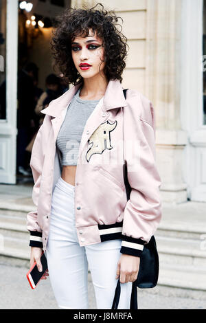 Alanna Arrington außerhalb Vanessa Seward, Paris Fashionweek 2017, Frankreich Stockfoto