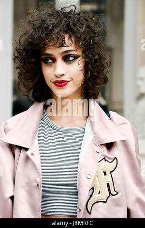 Alanna Arrington außerhalb Vanessa Seward, Paris Fashionweek 2017, Frankreich Stockfoto