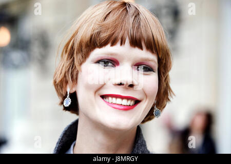 Irina Kravchenko außerhalb Vanessa Seward, Paris Fashionweek 2017, Frankreich Stockfoto