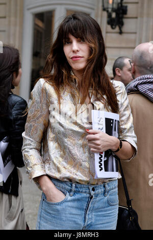 Lou Doillon an Vanessa Seward, Paris Fashion Woche RTW/w 2017-2018, Frankreich Stockfoto