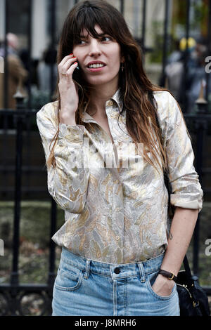 Lou Doillon an Vanessa Seward, Paris Fashion Woche RTW/w 2017-2018, Frankreich Stockfoto