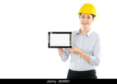 schöne Mädchen präsentieren leerer Bildschirm digital Tablet Pad für Architektur Gebäudeinformationen. isoliert auf weißem Hintergrund über Rohling mit copyspac Stockfoto