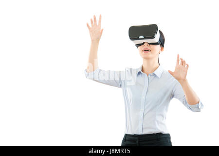 Porträt einer Brünette Frau mit Daten arbeiten, während virtual-Reality-Brille und gegen ein Exemplar Hände hoch Bildinhalt organisieren Stockfoto