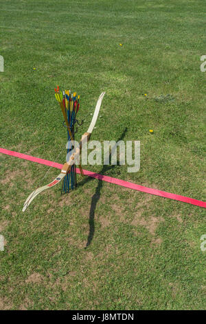 Sport Ziel Bogen und Pfeile der stehende Linie auf eine Bogenschießanlage. Stockfoto