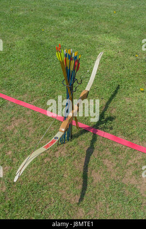 Sport Ziel Bogen und Pfeile der stehende Linie auf eine Bogenschießanlage. Stockfoto