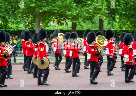 Marching Band spielen Musik auf der Mall in London, England ein Grand Trooping Farbspiel der königlichen Garde der Königin Stockfoto